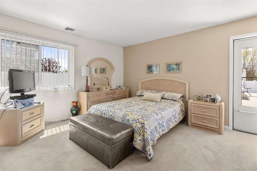 Perfectly positioned on prestigious Pace Drive - south of the - photo 26