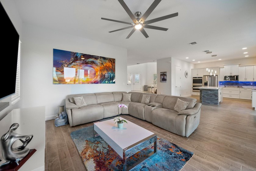 Welcome to this meticulously designed 5-bedroom, 4-bathroom - photo 13