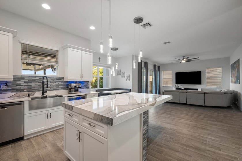 Welcome to this meticulously designed 5-bedroom, 4-bathroom - photo 15