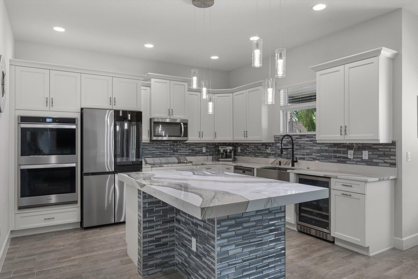 Welcome to this meticulously designed 5-bedroom, 4-bathroom - photo 16
