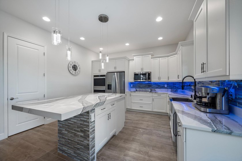 Welcome to this meticulously designed 5-bedroom, 4-bathroom - photo 18