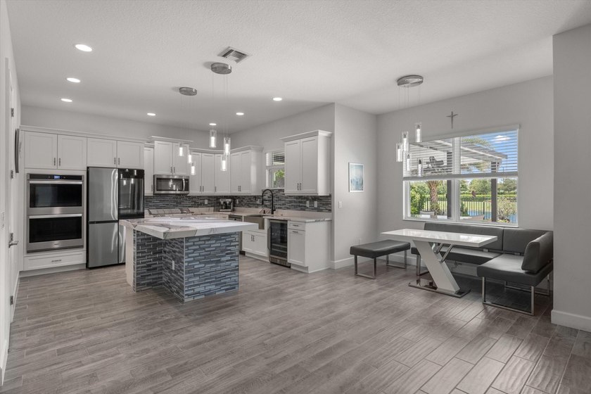 Welcome to this meticulously designed 5-bedroom, 4-bathroom - photo 20