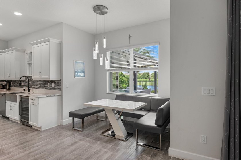 Welcome to this meticulously designed 5-bedroom, 4-bathroom - photo 21