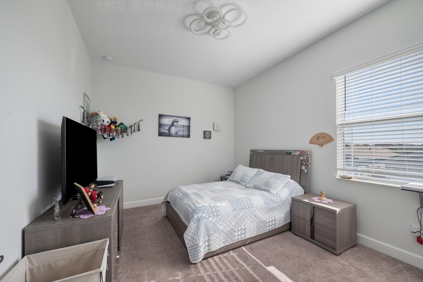Welcome to this meticulously designed 5-bedroom, 4-bathroom - photo 28