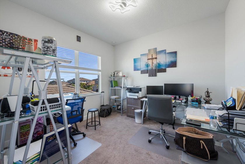 Welcome to this meticulously designed 5-bedroom, 4-bathroom - photo 32
