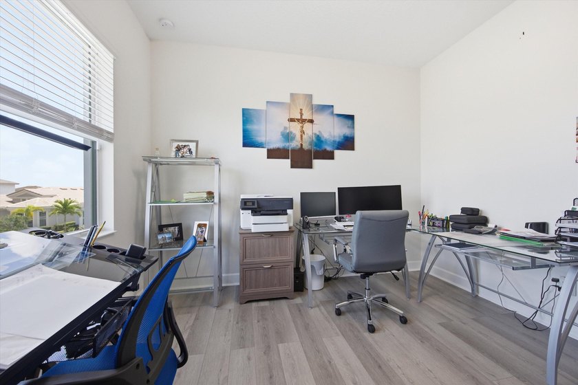 Welcome to this meticulously designed 5-bedroom, 4-bathroom - photo 33