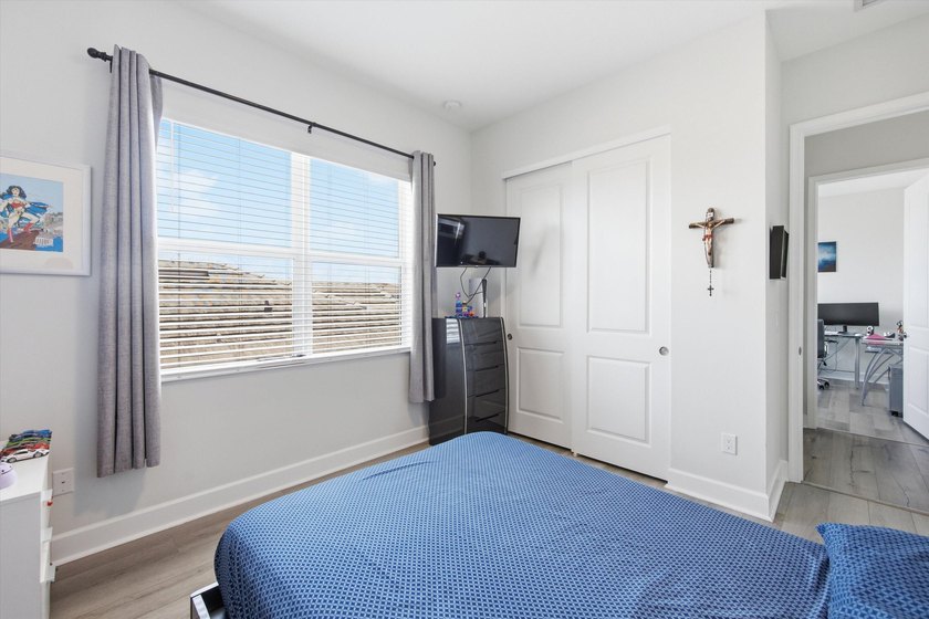 Welcome to this meticulously designed 5-bedroom, 4-bathroom - photo 36