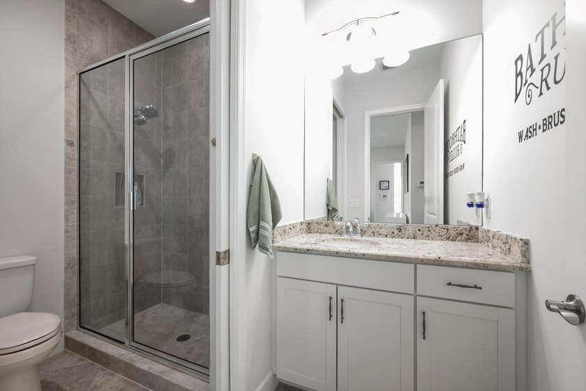 Welcome to this meticulously designed 5-bedroom, 4-bathroom - photo 37