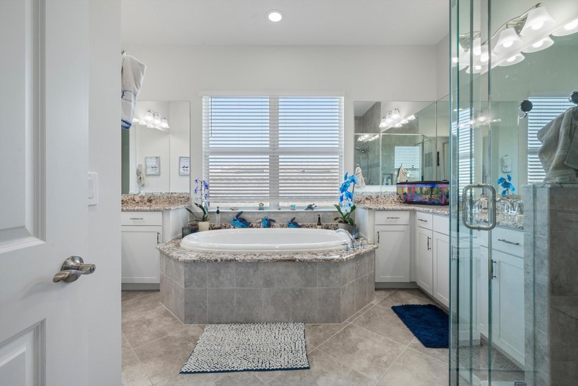 Welcome to this meticulously designed 5-bedroom, 4-bathroom - photo 39