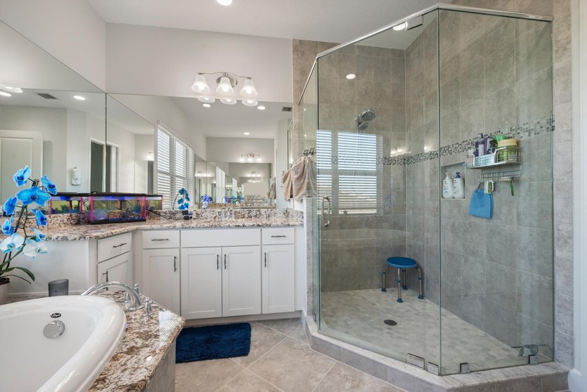 Welcome to this meticulously designed 5-bedroom, 4-bathroom - photo 41