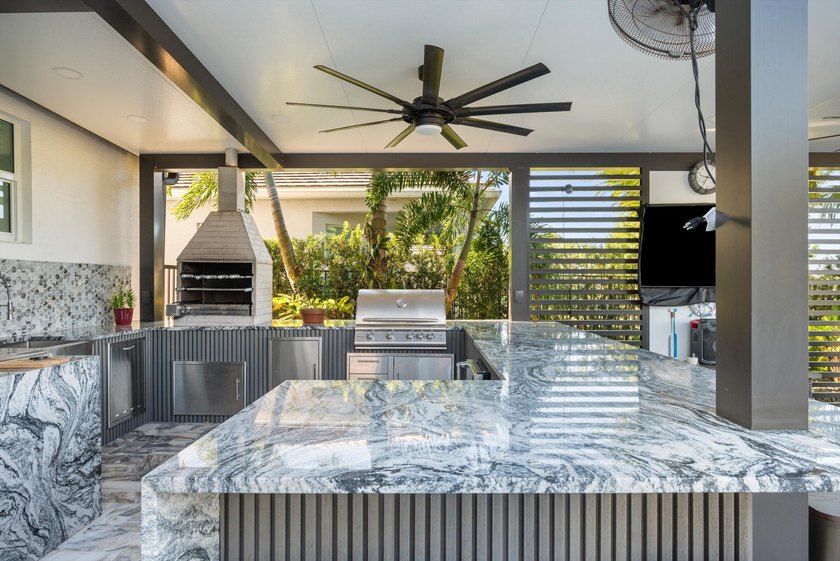 Welcome to this meticulously designed 5-bedroom, 4-bathroom - photo 46