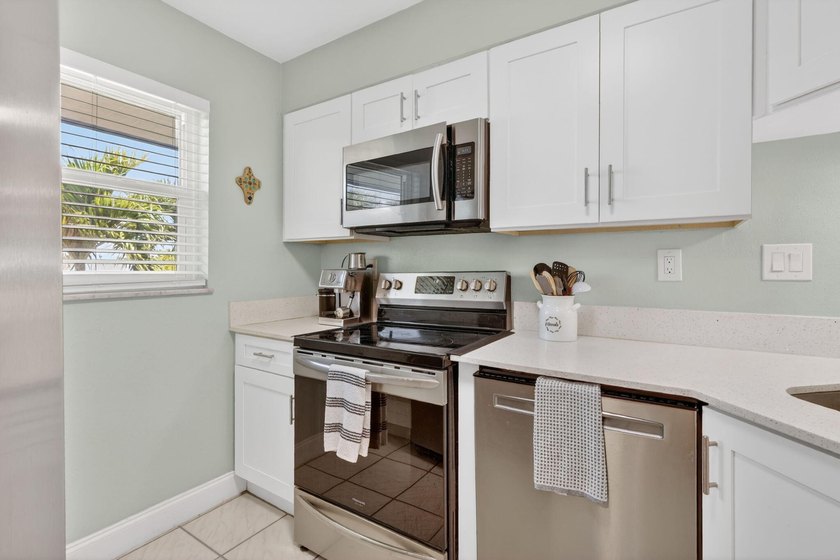 This beautifully updated 2 bedroom, 1 bath condo offers the - photo 4