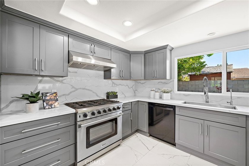 Welcome to this beautifully upgraded 6-bedroom, 3-bathroom home - photo 11