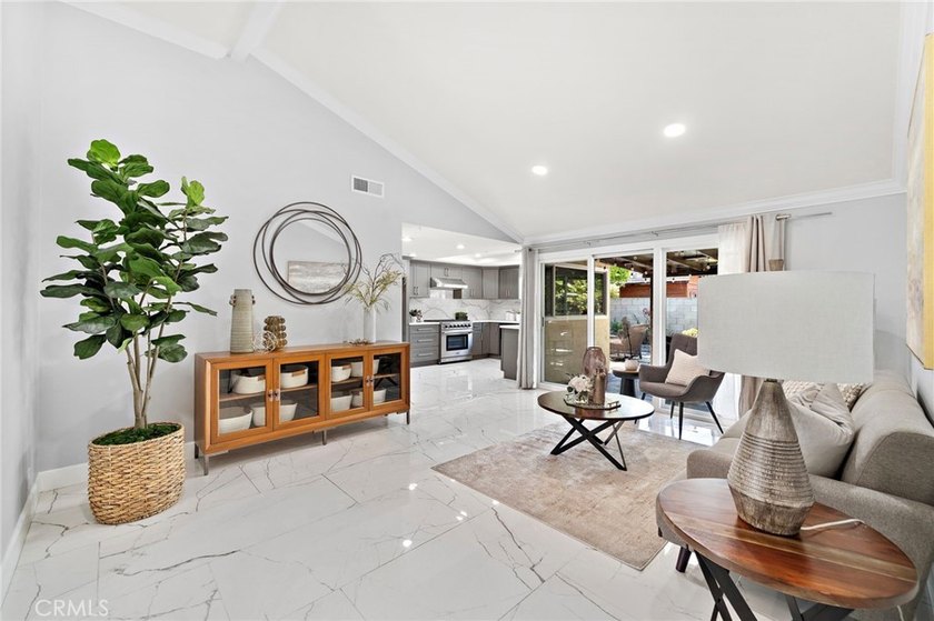 Welcome to this beautifully upgraded 6-bedroom, 3-bathroom home - photo 13