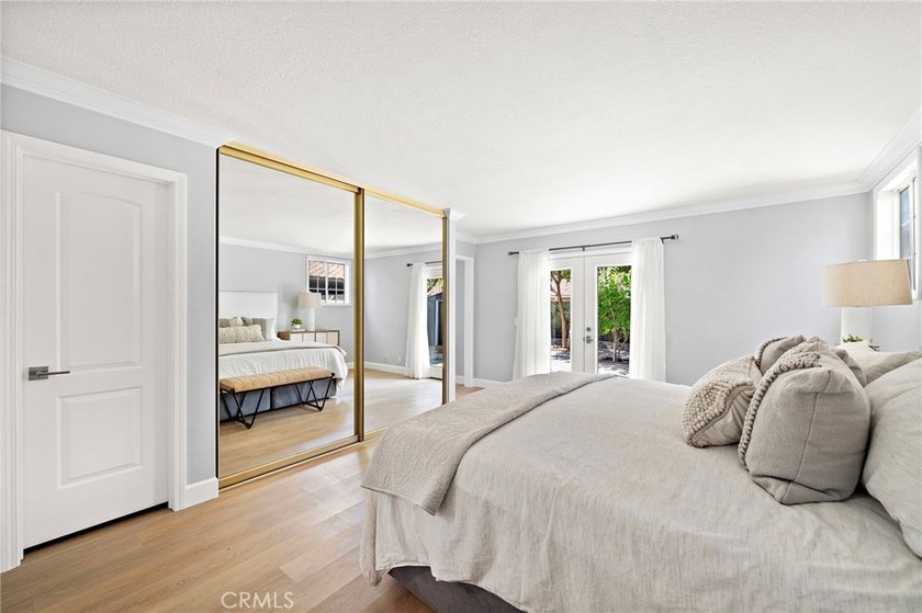 Welcome to this beautifully upgraded 6-bedroom, 3-bathroom home - photo 15