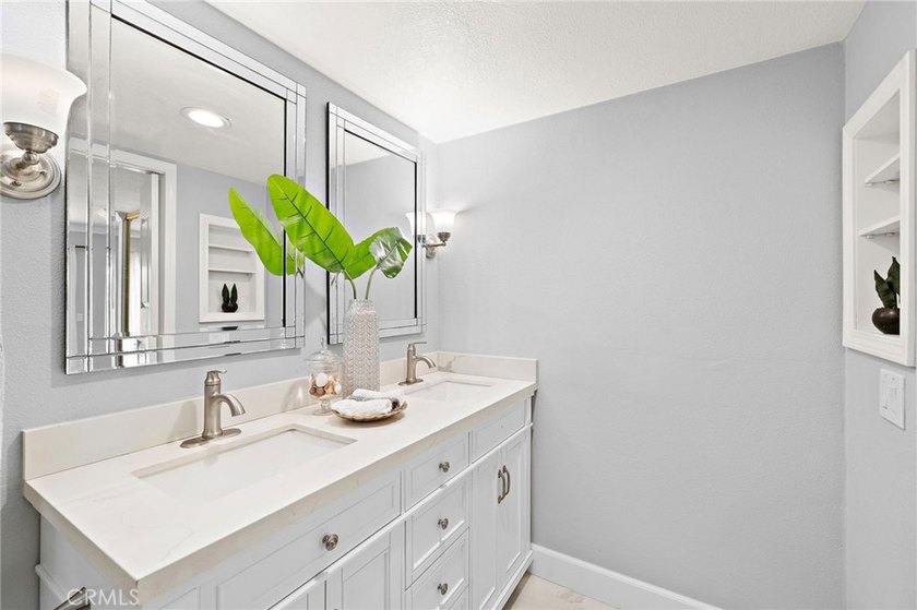 Welcome to this beautifully upgraded 6-bedroom, 3-bathroom home - photo 17