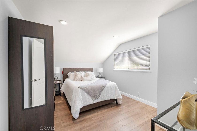 Welcome to this beautifully upgraded 6-bedroom, 3-bathroom home - photo 22