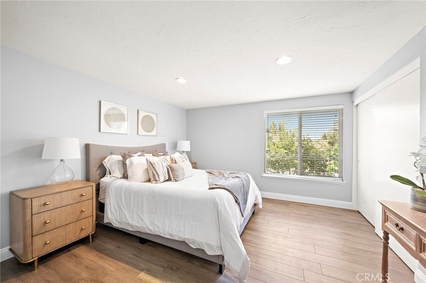 Welcome to this beautifully upgraded 6-bedroom, 3-bathroom home - photo 24
