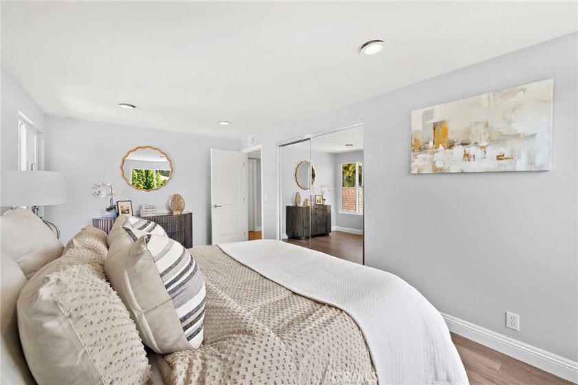 Welcome to this beautifully upgraded 6-bedroom, 3-bathroom home - photo 26