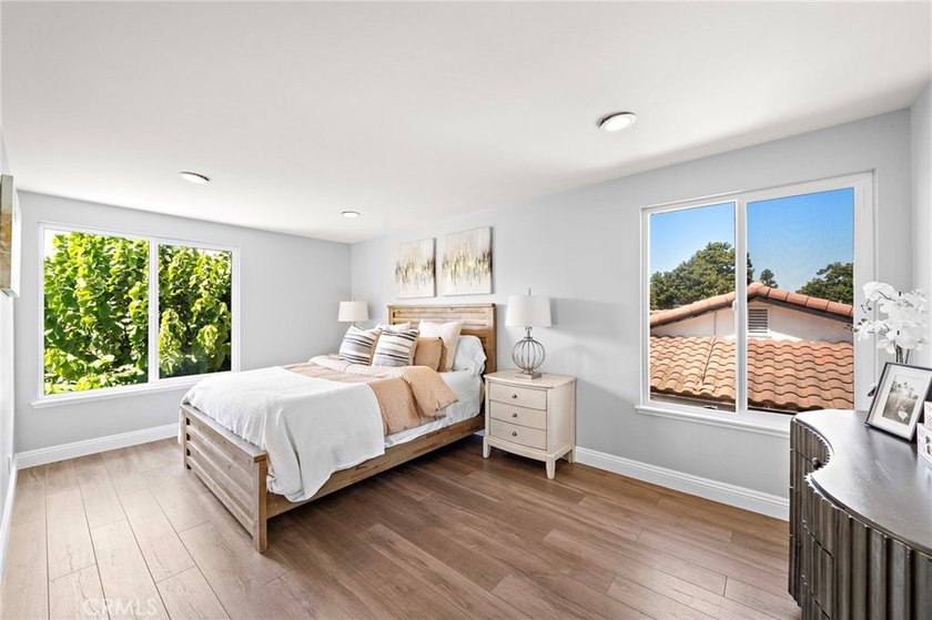 Welcome to this beautifully upgraded 6-bedroom, 3-bathroom home - photo 27