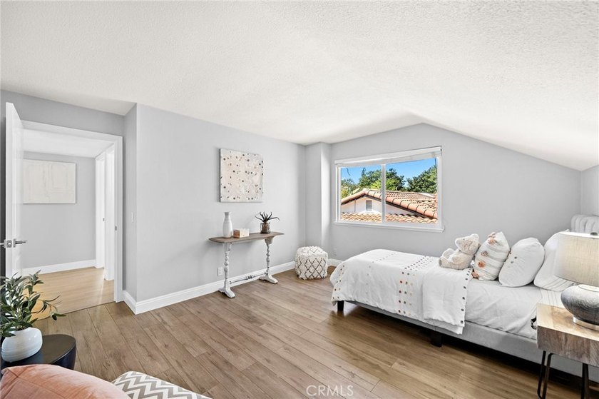 Welcome to this beautifully upgraded 6-bedroom, 3-bathroom home - photo 29