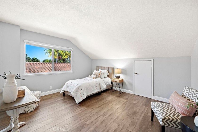 Welcome to this beautifully upgraded 6-bedroom, 3-bathroom home - photo 30