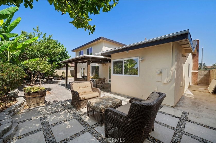 Welcome to this beautifully upgraded 6-bedroom, 3-bathroom home - photo 31