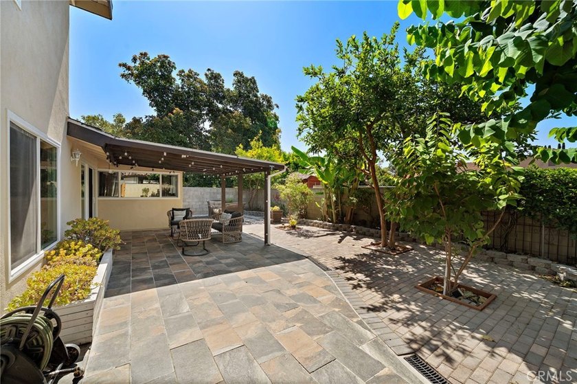 Welcome to this beautifully upgraded 6-bedroom, 3-bathroom home - photo 33