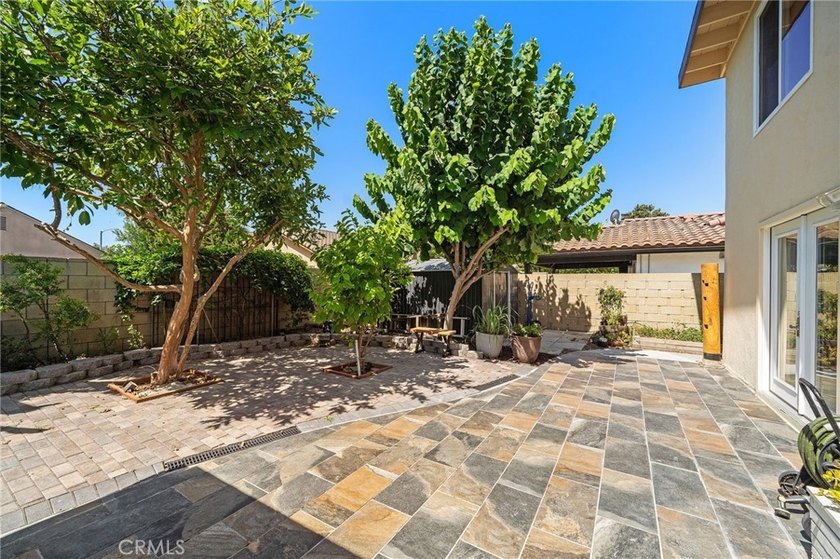 Welcome to this beautifully upgraded 6-bedroom, 3-bathroom home - photo 36
