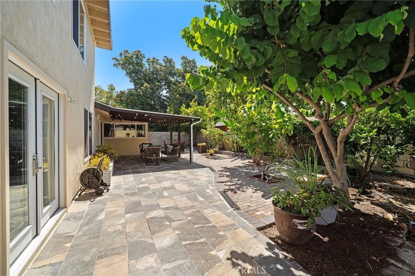 Welcome to this beautifully upgraded 6-bedroom, 3-bathroom home - photo 37