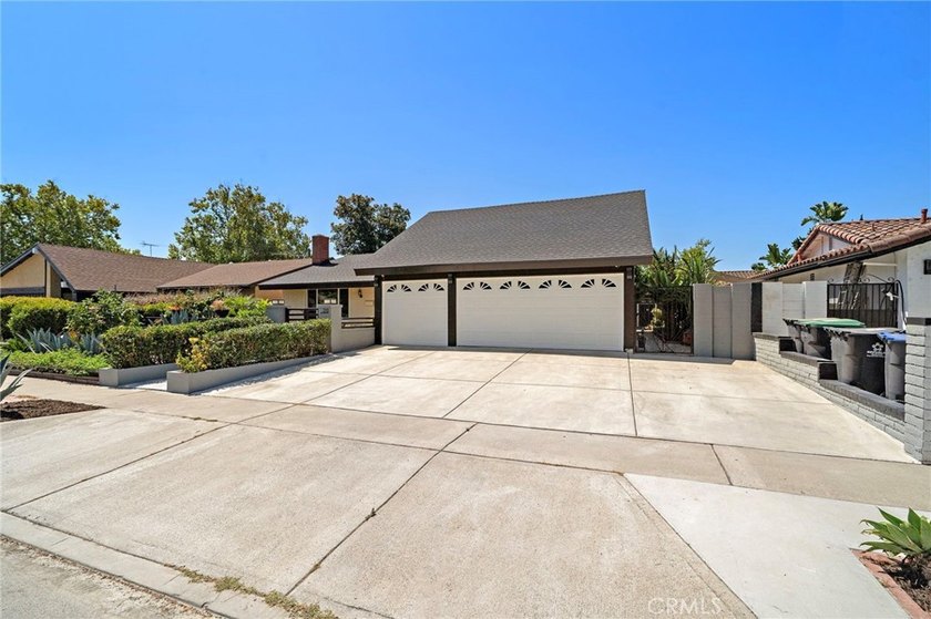 Welcome to this beautifully upgraded 6-bedroom, 3-bathroom home - photo 38