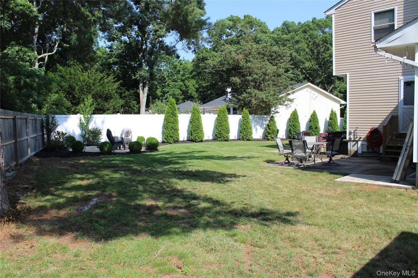 This fully renovated, 4-bedroom, 3-bathroom Colonial merges - photo 6