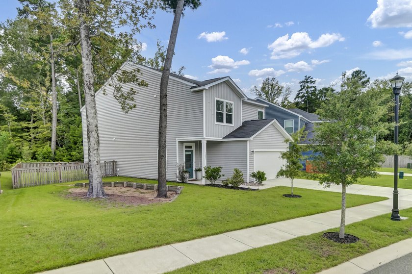 Beautifully maintained and showing like new, this home offers - photo 3