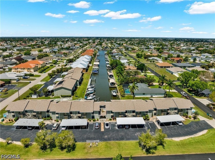 Welcome to Baruna Bay in desirable Southwest Cape Coral. This - photo 2