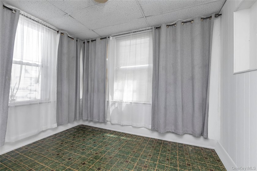 Move Right Into This Spacious Single Family Home In Jamaica - photo 3