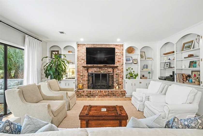 Welcome to this adorable, updated cottage in The Landings on - photo 19