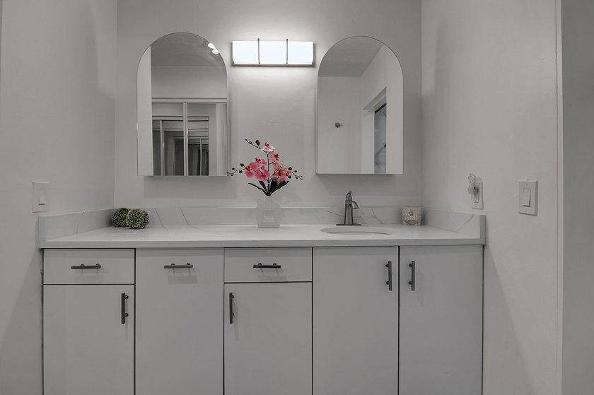 NEW, NEW, NEW!! Priced to SELL!!!! Completely renovated and - photo 25