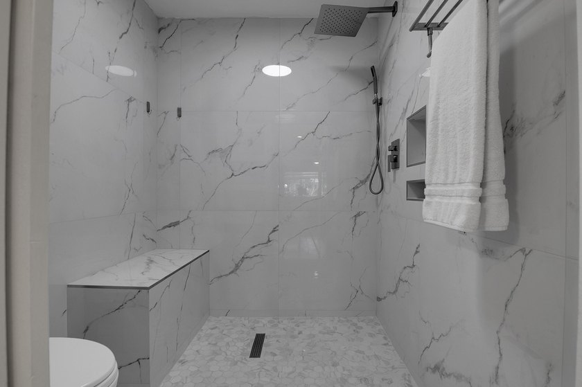 NEW, NEW, NEW!! Priced to SELL!!!! Completely renovated and - photo 27