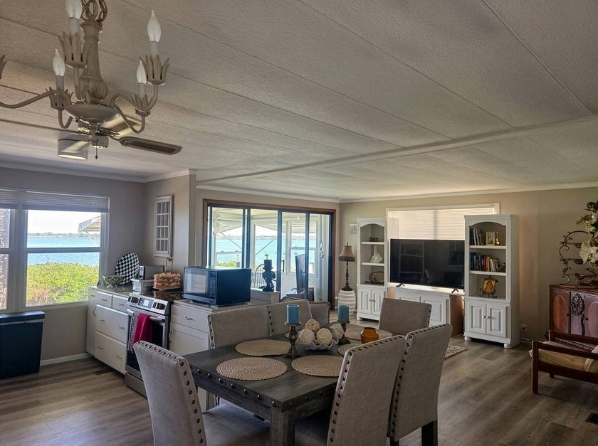 Unbeatable Value: Direct Waterfront Living on the Manatee River! - photo 16