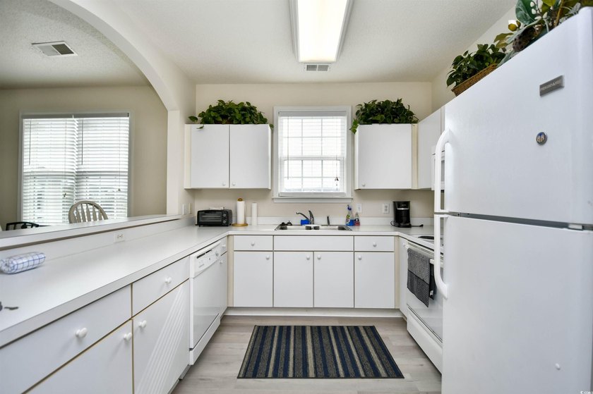 You will love this beautiful top floor end unit offering 2 - photo 4