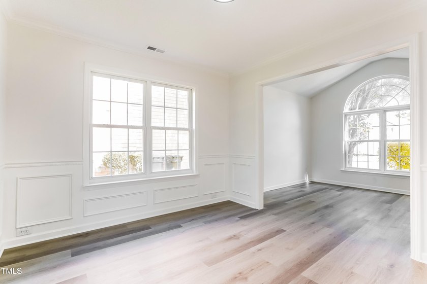 This fully refreshed 4-bedroom, 2.5-bath home with a 2-car - photo 4
