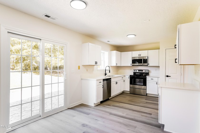 This fully refreshed 4-bedroom, 2.5-bath home with a 2-car - photo 5