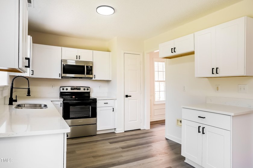 This fully refreshed 4-bedroom, 2.5-bath home with a 2-car - photo 6