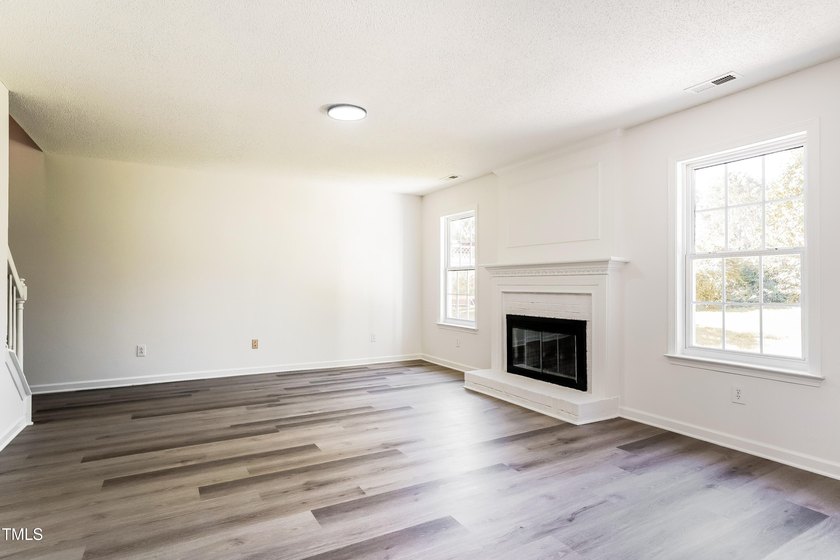 This fully refreshed 4-bedroom, 2.5-bath home with a 2-car - photo 7