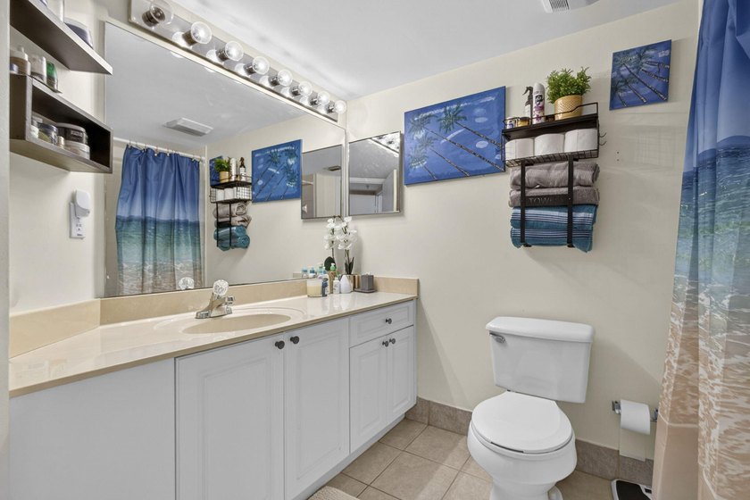 Beautiful third floor condo located in the desirable community - photo 12