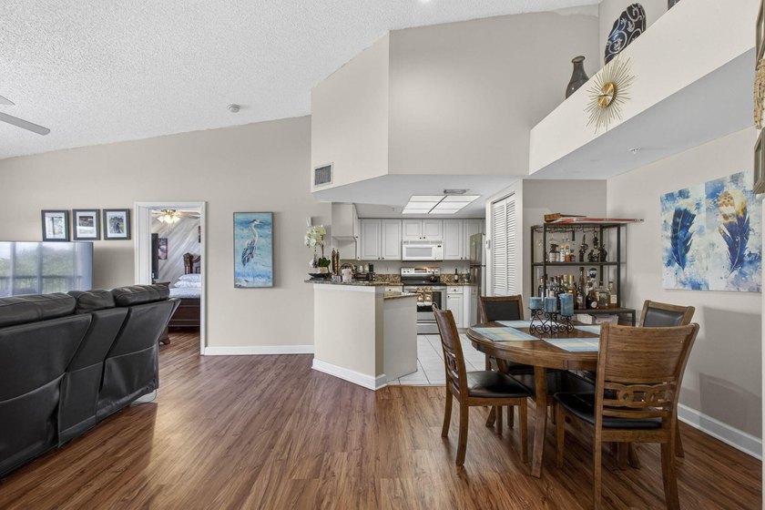 Beautiful third floor condo located in the desirable community - photo 15