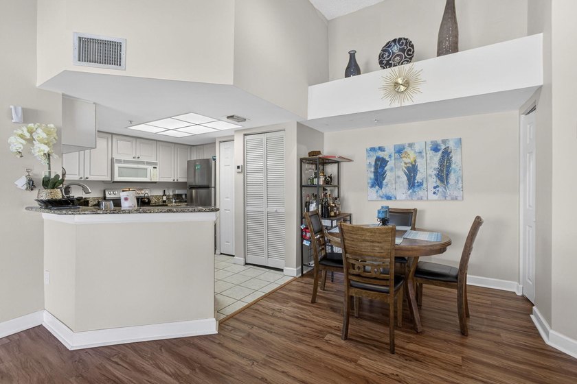 Beautiful third floor condo located in the desirable community - photo 18