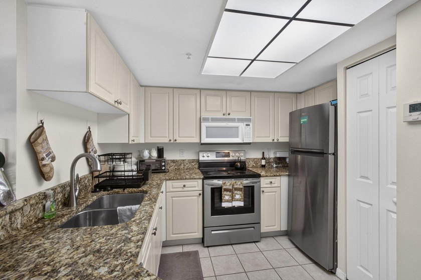 Beautiful third floor condo located in the desirable community - photo 19