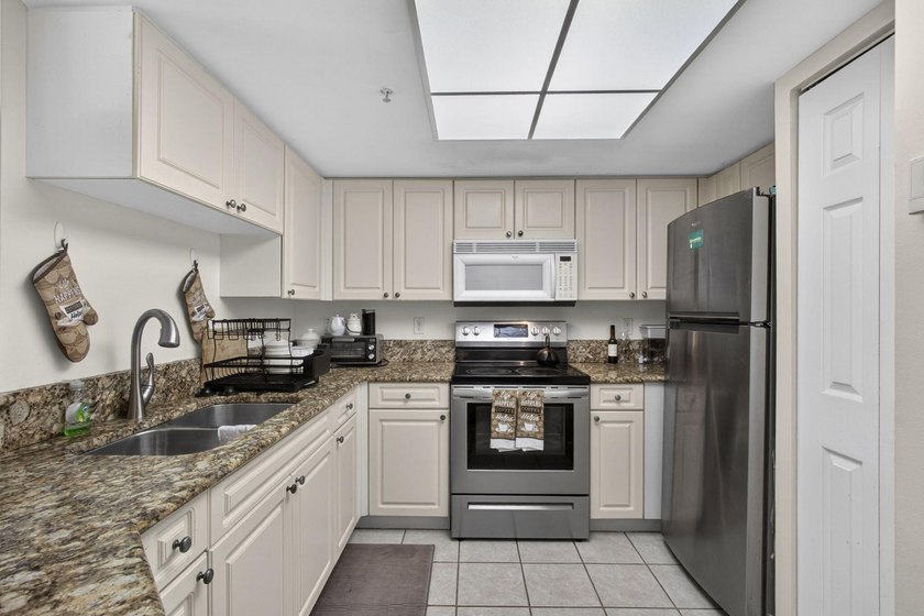 Beautiful third floor condo located in the desirable community - photo 20