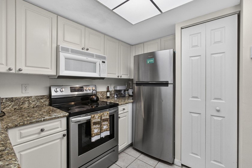 Beautiful third floor condo located in the desirable community - photo 24